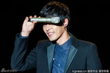高清组图：玄彬上海开唱 与粉丝合影自拍乐陶陶