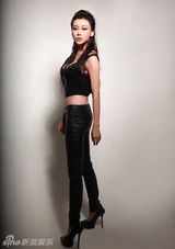 组图：巩新亮化身百变时尚女魔 传达魔幻四部曲