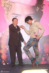 组图：郭富城个唱将凌空跳舞 带来全新超视觉享受