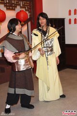 组图：蓝正龙古装处女秀 学梁朝伟经典香肠嘴