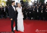 组图：戴安克鲁格戛纳走秀和男友恩爱