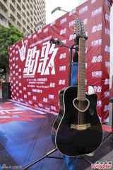 组图：歌迷自发致敬黄家驹 举行海阔天空百人奏