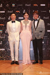 组图：张家辉Baby获最佳衣着 吐槽根本走不动路