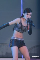 组图：江若琳个唱换多款性感装 与男伴贴身热舞