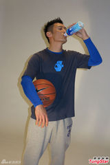 组图：余文乐教篮球学花式动作如像马戏团