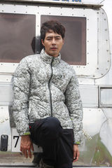 组图：韩星赵仁成拍户外服装广告 秀黄金比例身材