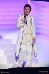 组图：张信哲红馆开唱 深情演绎哲式情歌