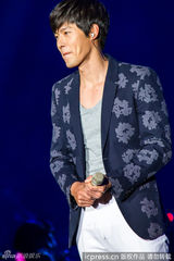 高清组图：玄彬上海开唱 与粉丝合影自拍乐陶陶