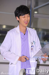 组图：探班《急诊男女》 宋智孝崔振赫救人忙