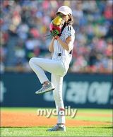 组图：韩星白珍熙为棒球比赛开球清纯阳光