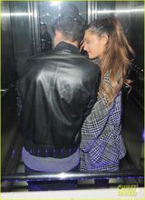 组图：格兰德与男友牵手出行 躲避镜头显娇羞