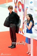 组图：金在中红毯脱衣吐舌逗粉丝 获奖感谢自己