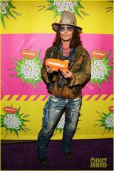 组图:儿童选择奖红毯  暮光女秀美腿钱妞变绅士