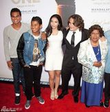 组图：普林斯携女友赴《杰克逊:独一无二》首演