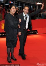 组图：《采铁人生命中的一页》首映 主演手挽手