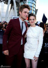 幻灯图：暮光3首映星光璀璨 帕丁森与粉丝玩合影  