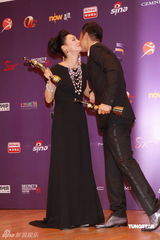 幻灯：香港金像奖后台 任达华惠英红互吻庆祝