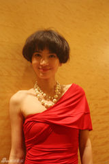 组图：李媛斜肩礼服出席活动 《动物园》主创重逢