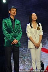 高清组图：杨钰莹白衣飘飘甜美献唱 不见岁月痕迹