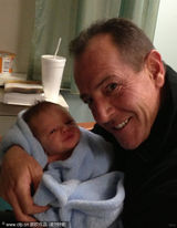 组图：林赛-罗韩同父异母新生弟弟曝光