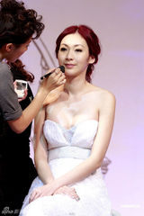 组图：庄思敏酥胸半露亮相 明艳动人演绎最美新娘