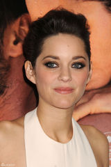 组图：《锈与骨》好莱坞首映 玛丽昂白裙美艳动人