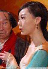 幻灯图：巩新亮古装爆乳亮相 抢女主角大S风头