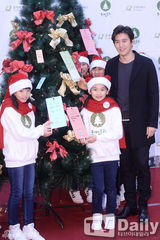 组图：高修出席慈善活动 笑容温馨与孩童合影