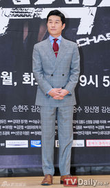 组图：高俊熙孙贤周等亮相韩剧《追踪者》发布会