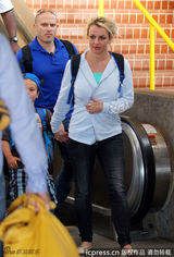 组图：布兰妮一家飞抵夏威夷 小甜甜遮腹疑似怀孕