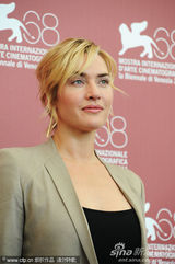 组图：《杀戮》发布会 温丝莱特仪态万方男星献吻