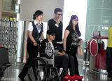 组图：黄晓明与陈可辛同机回京 坐轮椅空乘护送