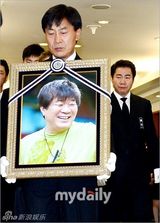 组图：金喜善等含泪参加金宗鹤导演遗体告别式