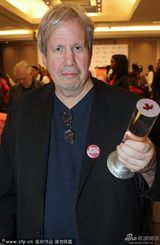 组图：泽瓦格获奖后台受访 面无表情捧奖杯