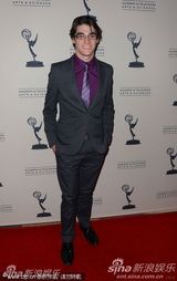 组图：《毒师》演员捧场提名酒会 安娜紫裙鲜艳