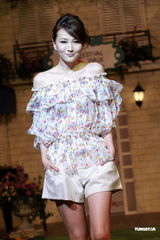 组图：诸葛梓岐汪圆圆等走秀 服装艳丽满场春色 