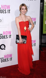 高清图：艾玛-罗伯茨抹胸裙亮相 和奥利维亚斗艳