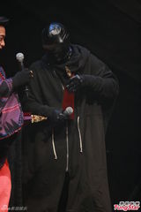 组图：陈奕迅黑斗篷装亮相叱咤 黑布蒙头无厘头