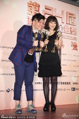 组图：林忆莲获最佳国语女歌手 常石磊代领