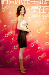 组图：辣妈刘孜盛装亮相 展现优雅自信女人味