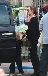 组图：朱莉皮特带娃度假 分头游玩温情十足