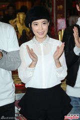 组图：李康宜拜神求票房 爱情长跑结婚顺其自然