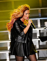 组图：黛米-洛瓦托洛杉矶开唱 挺胸豪唱勾魂四射