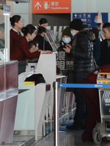 独家：高圆圆送赵又廷离京 牵手依偎机场拥吻