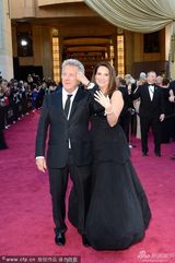 组图：达斯汀-霍夫曼与妻子穿黑色情侣装