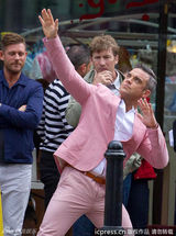 组图：罗比-威廉姆斯变粉红绅士显老顽童本色