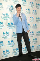 组图：王力宏西装亮相代言阳光俊朗