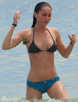 高清图：梅根-福克斯海边秀比基尼 和男友亲密