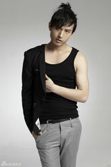 组图：成毅时尚写真曝光  稚气蜕变展现阳刚质感