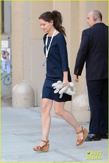 组图：前阿汤嫂凯蒂素颜憔悴送女上学